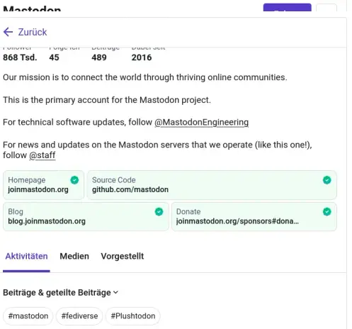 Das Bild zeigt ein Mastodon-Profil mit Statistiken wie Followern, Folge ich, Beiträgen und Dabei seit. Es enthält auch die Mission von Mastodon und Verweise auf andere Konten und Links wie Homepage, Quellcode, Blog und Spenden. Am unteren Rand sind Hashtags wie #mastodon, #fediverse und #Plushtodon sichtbar.